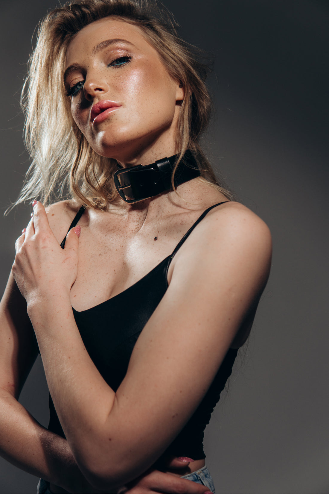 Tera Leather Buckle Choker in Black